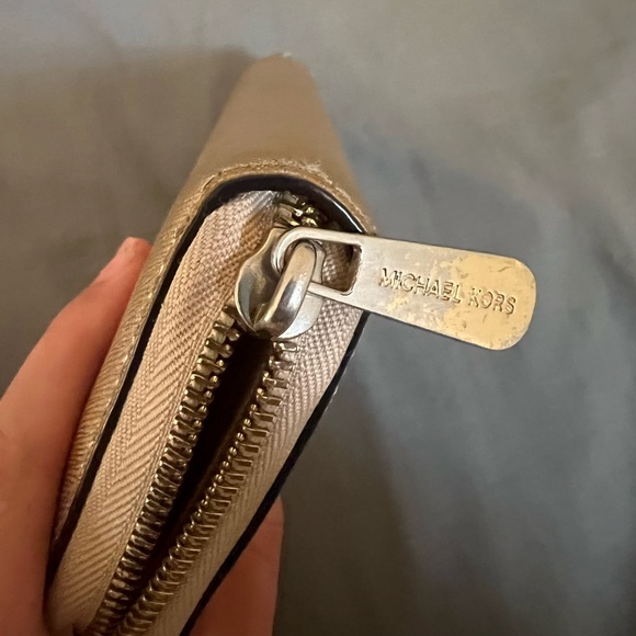 Michael Kors wristlet wallet in gold ✨ - Picture 3 of 7